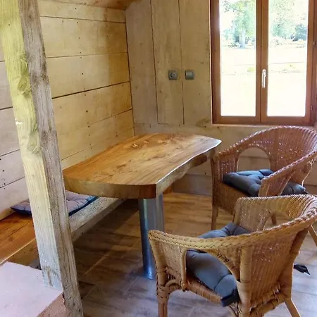 Lodge De *